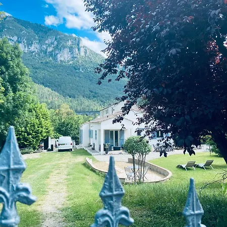 Private Riverside With Breathtaking Views *